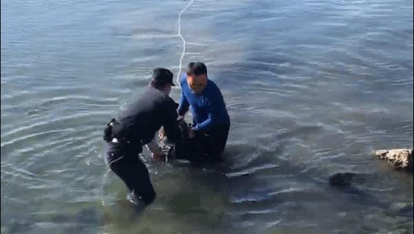 尚有呼吸!跳进冰冷海水救人的他松了口气 尚有呼吸!跳进冰冷海水救人的他松了口气