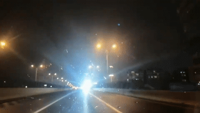 好端端地行驶在路上,突然出现一道强光“亮瞎眼”…… 好端端地行驶在路上,突然出现一道强光“亮瞎眼”……
