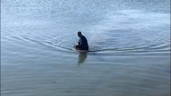 尚有呼吸!跳进冰冷海水救人的他松了口气 尚有呼吸!跳进冰冷海水救人的他松了口气