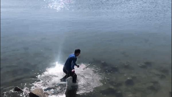 尚有呼吸!跳进冰冷海水救人的他松了口气 尚有呼吸!跳进冰冷海水救人的他松了口气