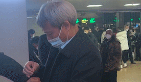 乘客突发疾病，老中医紧急施针救回