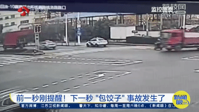 一身冷汗!民警刚提醒完,她就被卷入车底 一身冷汗!民警刚提醒完,她就被卷入车底