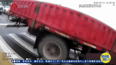 一身冷汗!民警刚提醒完,她就被卷入车底 一身冷汗!民警刚提醒完,她就被卷入车底