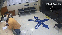 送餐高峰期,95后外卖小哥捡到万元现金后选择这样做… 送餐高峰期,95后外卖小哥捡到万元现金后选择这样做…