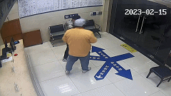 送餐高峰期,95后外卖小哥捡到万元现金后选择这样做… 送餐高峰期,95后外卖小哥捡到万元现金后选择这样做…