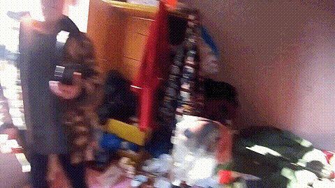 做贼心虚的他竟将赃物藏在...... 做贼心虚的他竟将赃物藏在......