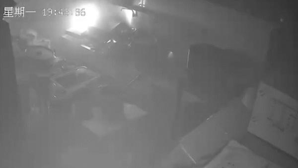 监控还原：油锅突然起火，火焰窜至一米高...