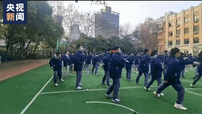 “后排男孩”火了！网友：这就是青春啊