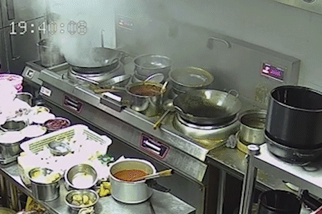 监控还原：油锅突然起火，火焰窜至一米高...