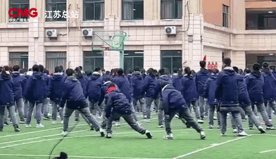 “后排男孩”火了！网友：这就是青春啊