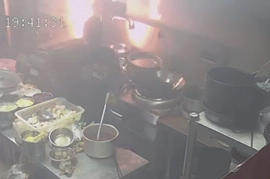 监控还原：油锅突然起火，火焰窜至一米高...