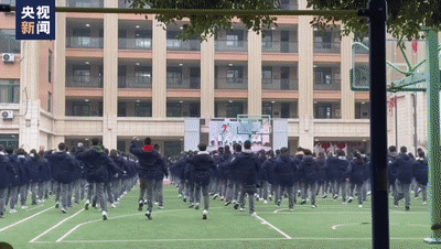 后排阳光开朗大男孩火了！舞跳得好，成绩也不错！