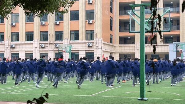 南京“后排男孩”火了！
