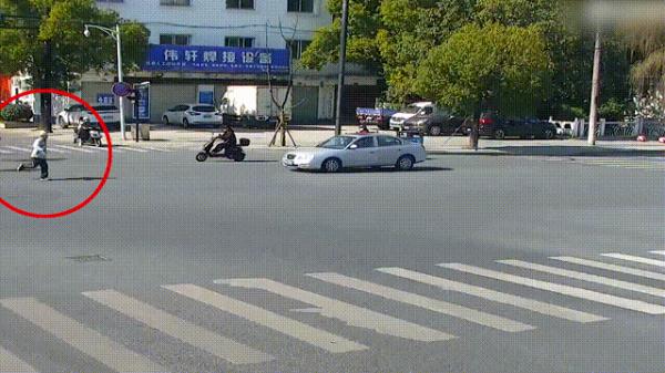 萧山街头几人狂奔抓捕!围观群众:这是在拍电影? 萧山街头几人狂奔抓捕!围观群众:这是在拍电影?