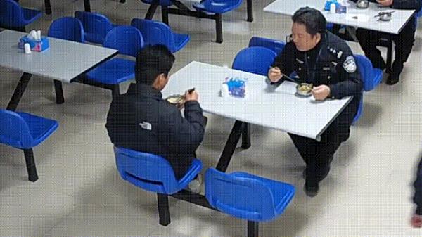 “坐牢能管吃管住吗？”深夜，16岁少年拨通了报警电话