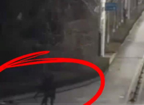 便衣警察只身控制嫌疑人，他们果断“助攻”！