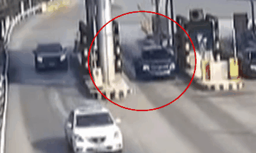 起落杆“动手了”！轿车被扇了一耳光，谁赔？