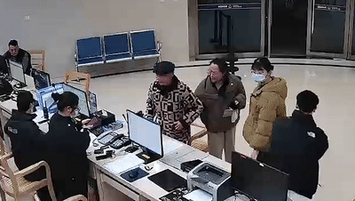 小学生捡20万交给警察，爸爸：奖励看电视1小时！