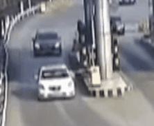 起落杆“动手了”！轿车被扇了一耳光，谁赔？