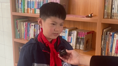 小学生捡20万交给警察，爸爸：奖励看电视1小时！