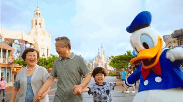 【提示】经典迪士尼朋友互动体验回归啦！来拥抱，来握手，来合影留念吧→