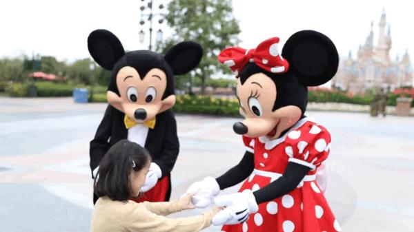 【提示】经典迪士尼朋友互动体验回归啦！来拥抱，来握手，来合影留念吧→