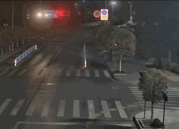 “朋友告诉我，车子没有牌照可以闯红灯，反正交警查不到”