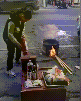 有人用灭火器“劈柴”，这是什么操作？结果……