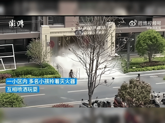 有人用灭火器“劈柴”，这是什么操作？结果……