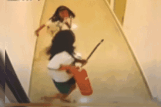 有人用灭火器“劈柴”，这是什么操作？结果……