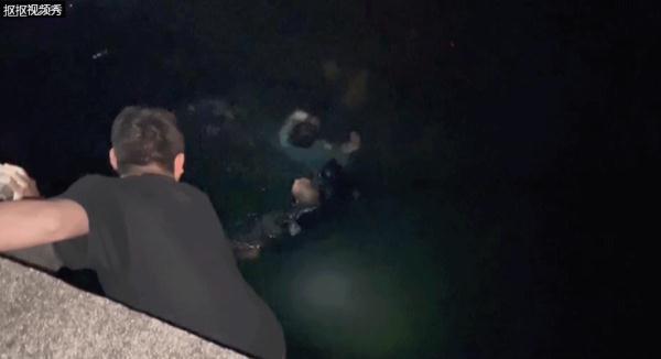 男子凌晨跳河轻生,危急时刻他们纵身一跃…… 男子凌晨跳河轻生,危急时刻他们纵身一跃……