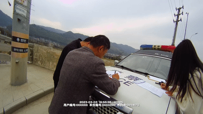 浙江街头，多名驾驶员围在警车旁“罚抄” ！网友：希望推广