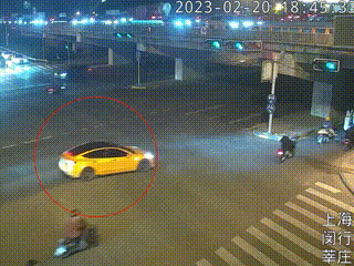 危险！不熟道路竟逆行驶上高速...