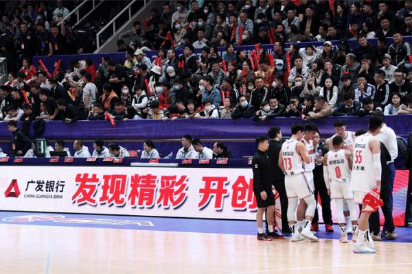 CBA成都赛场广发喊话:当“燃”由我 陪你到“老” CBA成都赛场广发喊话:当“燃”由我 陪你到“老”