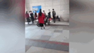 大妈们占用架空层跳广场舞,小伙阻拦被“哭丧” 大妈们占用架空层跳广场舞,小伙阻拦被“哭丧”