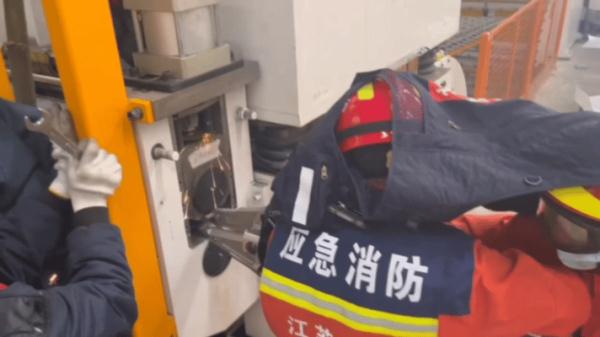 疼！手臂被切割机卡住，消防紧急救援