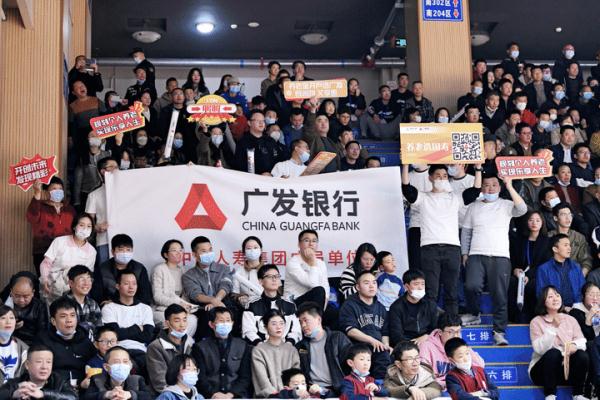 CBA成都赛场广发喊话:当“燃”由我 陪你到“老” CBA成都赛场广发喊话:当“燃”由我 陪你到“老”