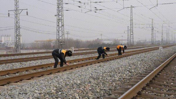 奇奇怪怪？！铁路职工上班需要镜子、摩丝、号角 、粉笔……