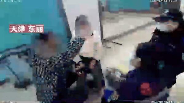 天津女孩地铁站晕倒，下一幕——