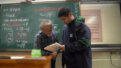坚持40年,累计400万字!61岁教师的手写教案,很震撼! 坚持40年,累计400万字!61岁教师的手写教案,很震撼!