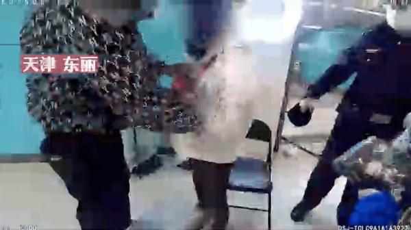 天津女孩地铁站晕倒，下一幕——