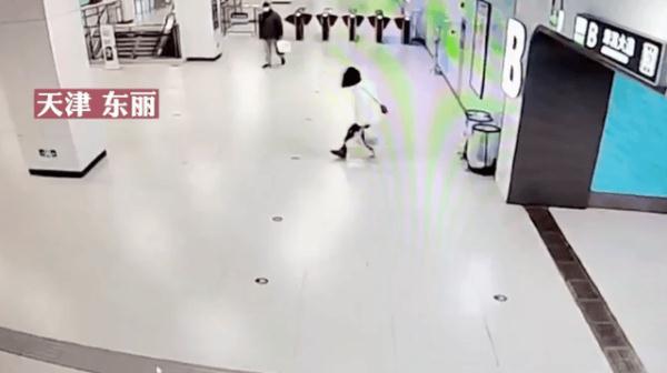天津女孩地铁站晕倒，下一幕——