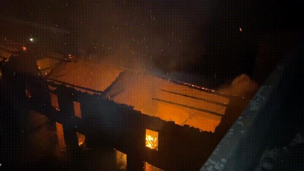 老两口家中烧菜，一不小心家没了