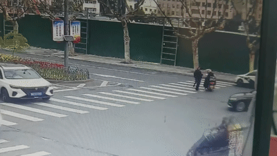 “我老公在手机里呀…”她抹着泪闯进了派出所