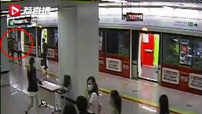 乘客“冲门”上地铁,腰椎骨折!起诉地铁公司索赔22万元,结果…… 乘客“冲门”上地铁,腰椎骨折!起诉地铁公司索赔22万元,结果……