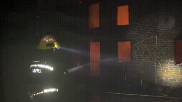 老两口家中烧菜，一不小心家没了