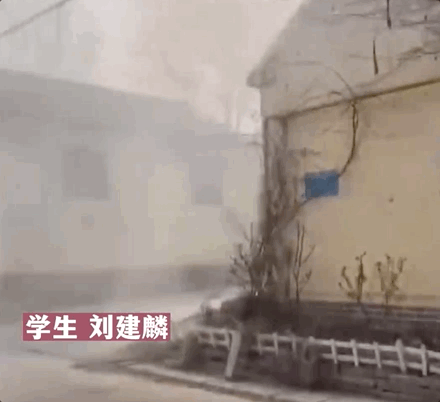 路遇民房着火， 山东三名学生挺身冲进火场！背出被困老奶奶