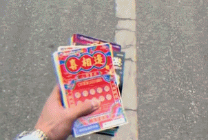 婚礼红包收到9000元刮刮乐!新郎新娘顶着黑眼圈刮了一整夜… 婚礼红包收到9000元刮刮乐!新郎新娘顶着黑眼圈刮了一整夜…