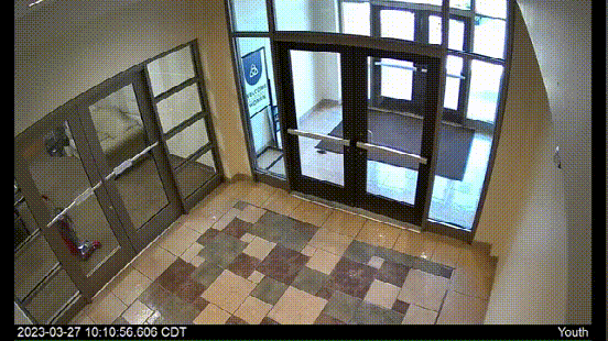 美小学枪击案最新监控曝光:女子持步枪疯狂扫射楼门 穿黑背心四处找人 美小学枪击案最新监控曝光:女子持步枪疯狂扫射楼门 穿黑背心四处找人