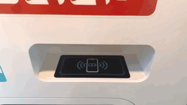 行李架成办公桌，杭州地铁这么卷？